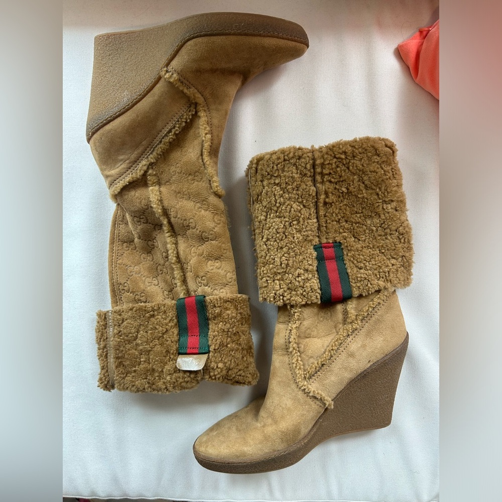 Gucci Camel GG Monogram Shearling Wedge Boots Size 7.5 - Picture 4 of 9